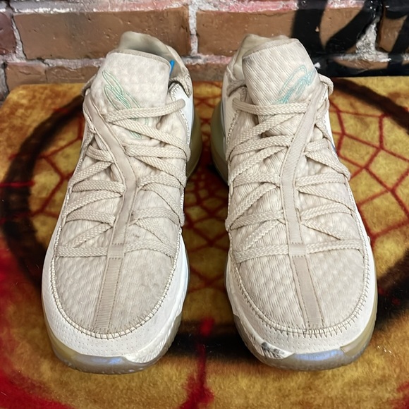 Athletic_Shoes